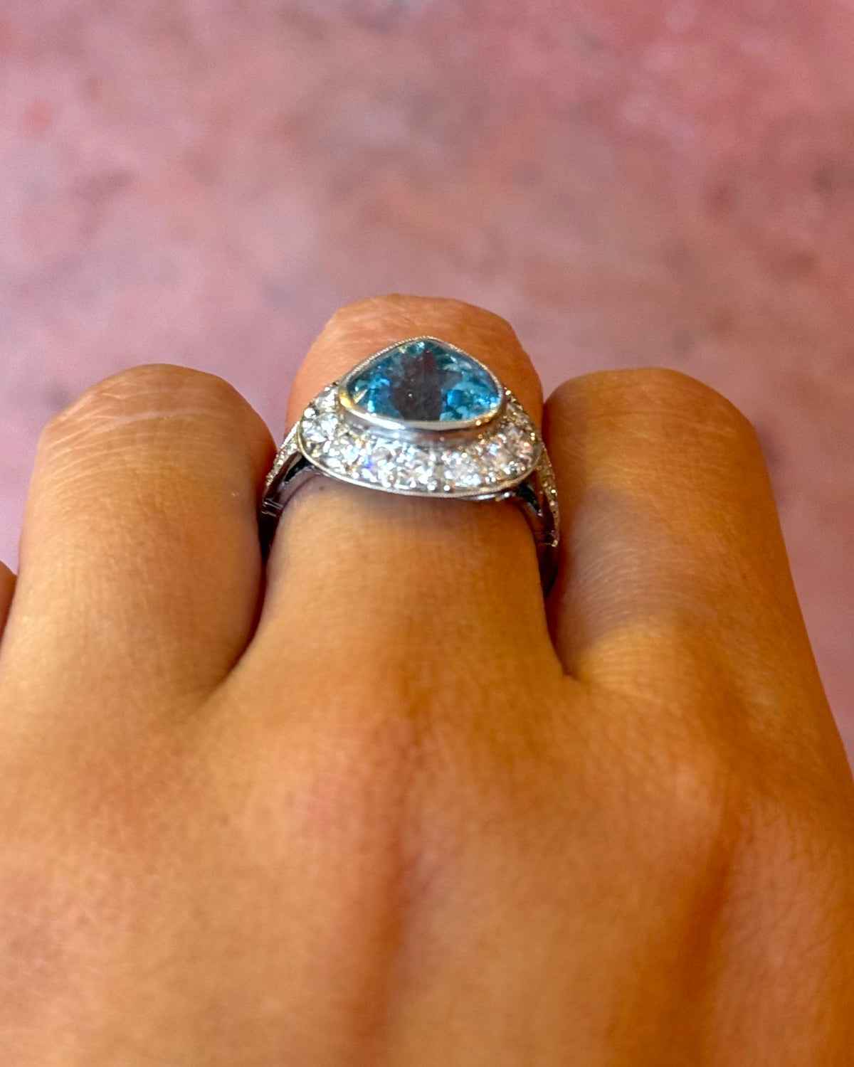 Anillo de estilo art déco con aguamarina de 3.88 quilates y diamantes de 0.49 quilates «Ariette»