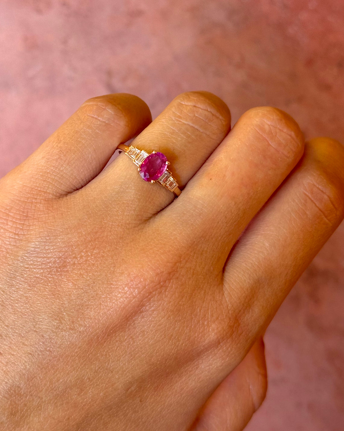 Anillo trilogía de zafiro rosa de Ceilán de 0.85 quilates y diamantes de 0.23 quilates «Laurie»
