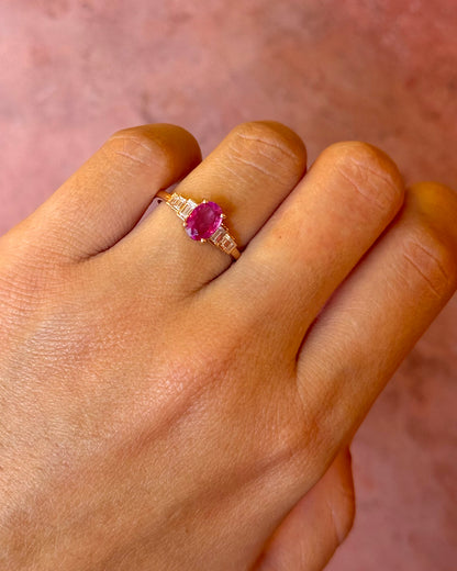 Anillo trilogía de zafiro rosa de Ceilán de 0.85 quilates y diamantes de 0.23 quilates «Laurie»