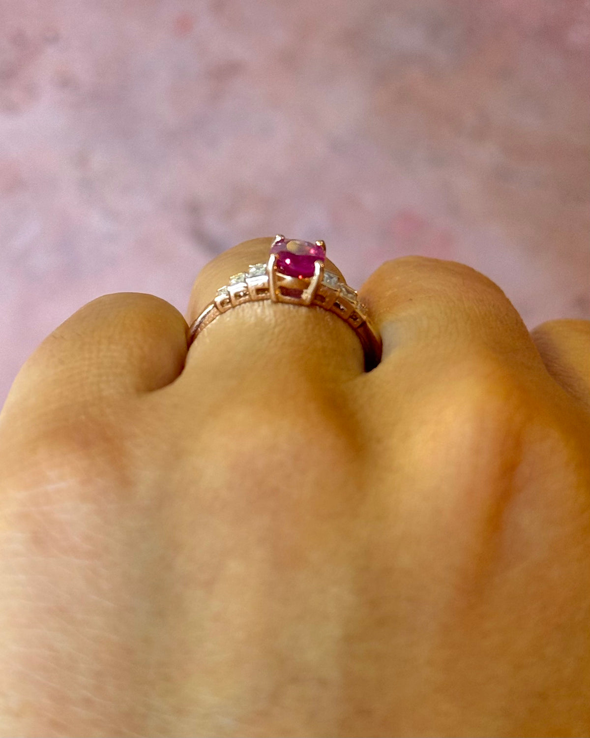 Anillo trilogía de zafiro rosa de Ceilán de 0.85 quilates y diamantes de 0.23 quilates «Laurie»