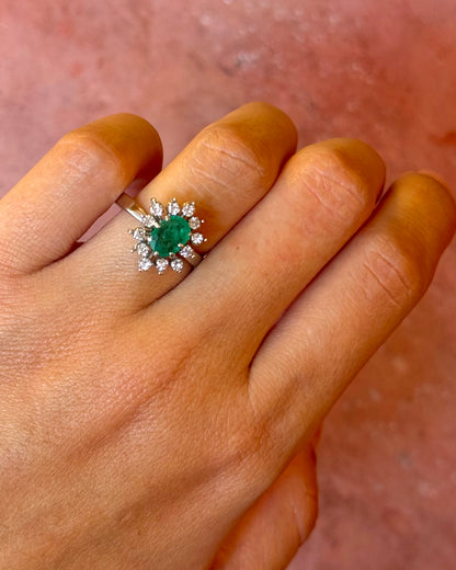 Anillo margarita de esmeralda de 1.05 quilates y diamantes de 0.48 quilates «Dana»