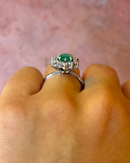 Anillo margarita de esmeralda de 1.05 quilates y diamantes de 0.48 quilates «Dana»