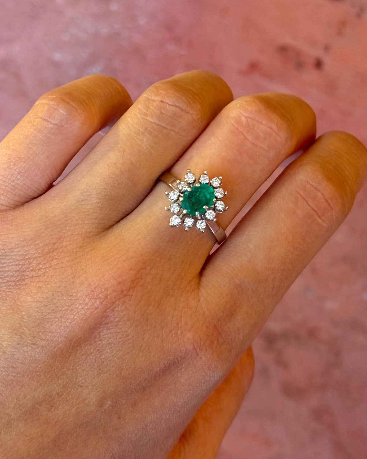 Anillo margarita de esmeralda de 1.05 quilates y diamantes de 0.48 quilates «Dana»