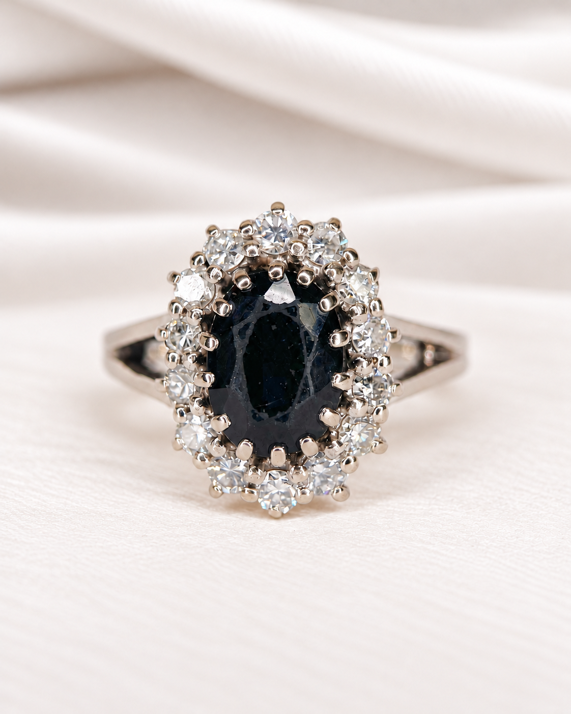 Anillo Margarita de zafiro de 2.50 quilates y diamantes de 0.98 quilates, 6,83 g «Jessica»