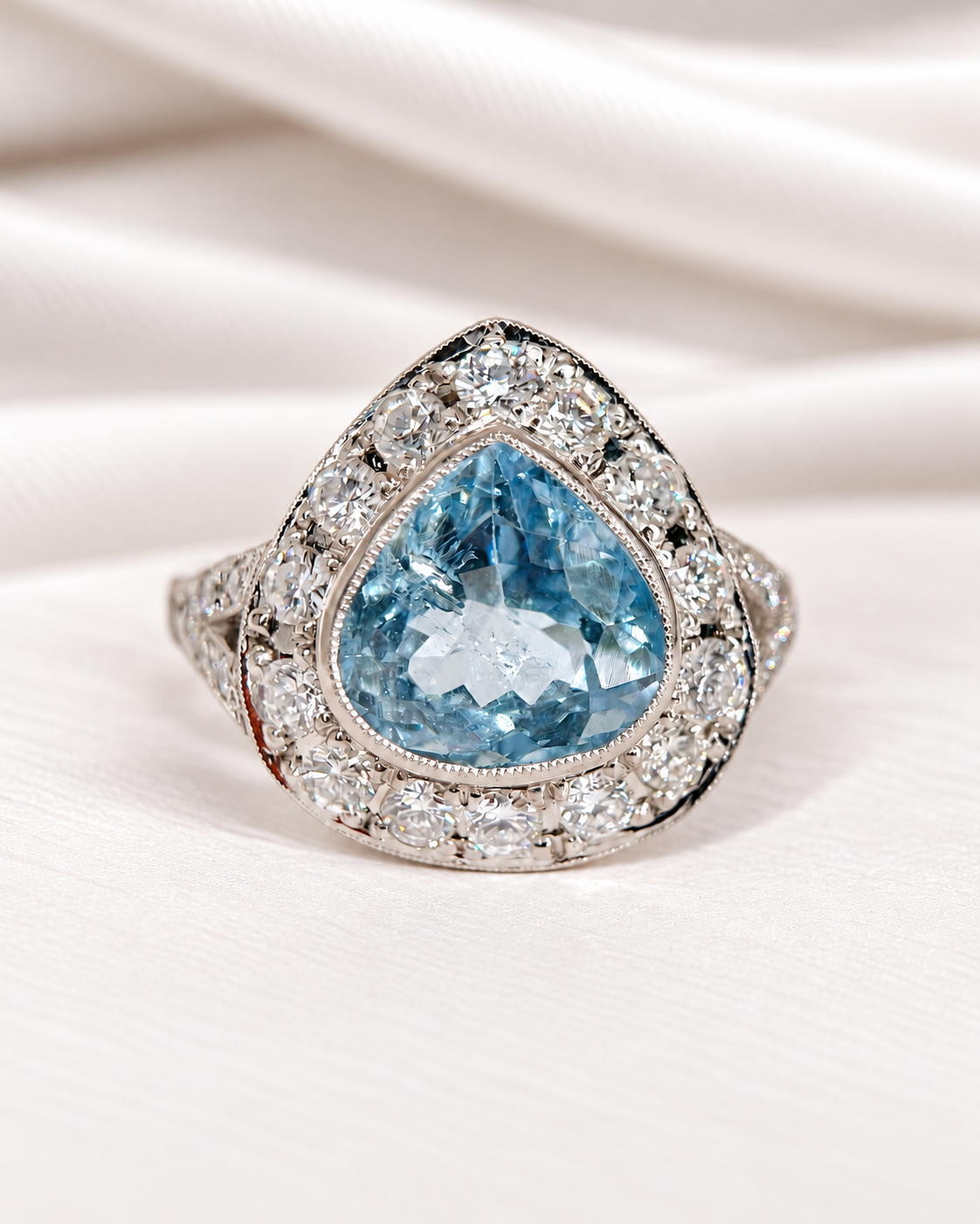 Anillo de estilo art déco con aguamarina de 3.88 quilates y diamantes de 0.49 quilates «Ariette»