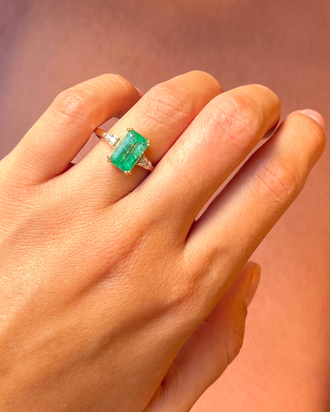 Bague Trilogie Émeraude Colombienne 2.40 carats &amp; Diamants "Alisée"