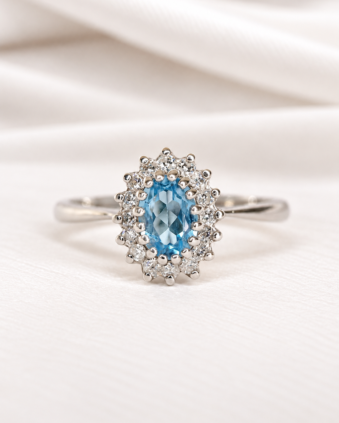 Bague Marguerite Topaze Swiss Blue 0.89 carat &amp; Diamants 0.32 carat "Linda"