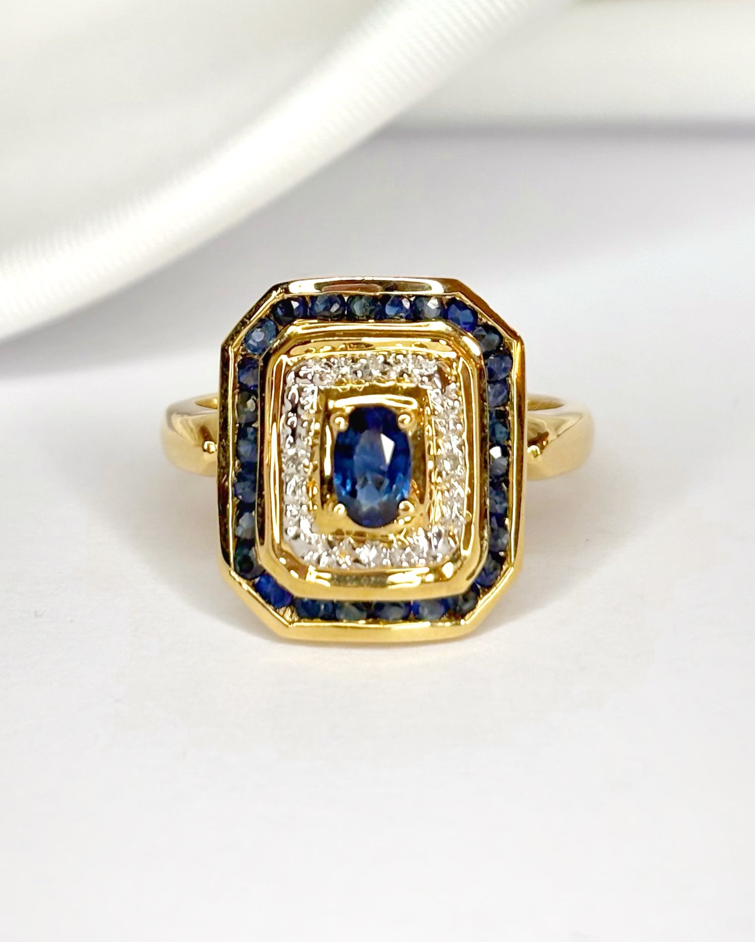 Bague Style Art-Déco Saphir 0.97 carat, Diamants &amp; Or 4,1g "Abigaelle"
