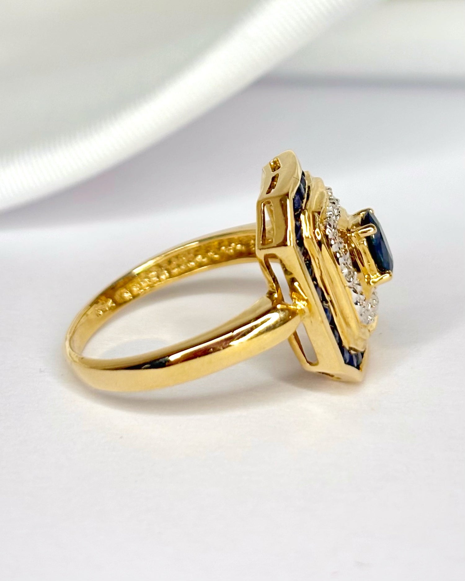 Bague Style Art-Déco Saphir 0.97 carat, Diamants &amp; Or 4,1g "Abigaelle"