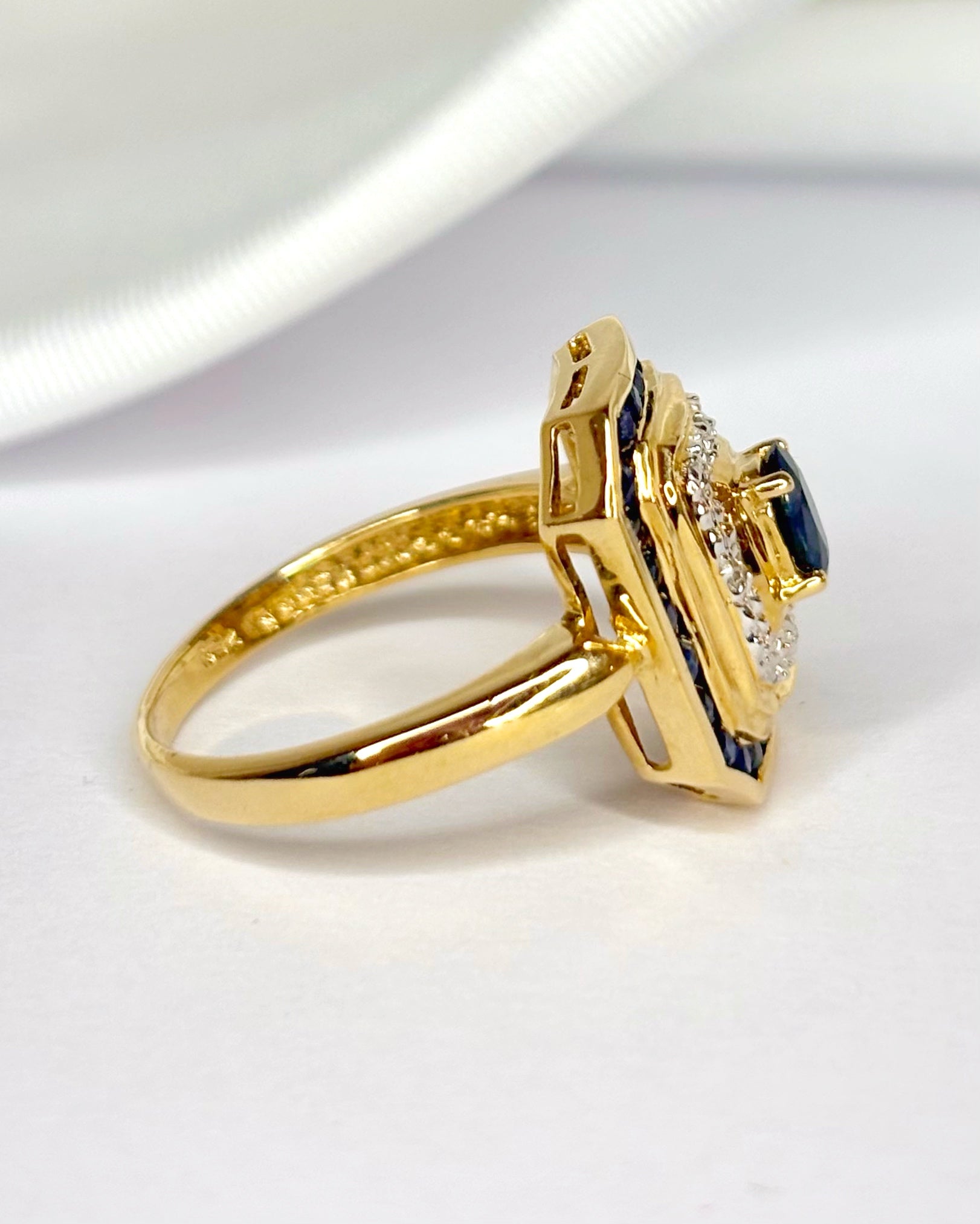 Bague Style Art-Déco Saphir 0.97 carat, Diamants &amp; Or 4,1g "Abigaelle"