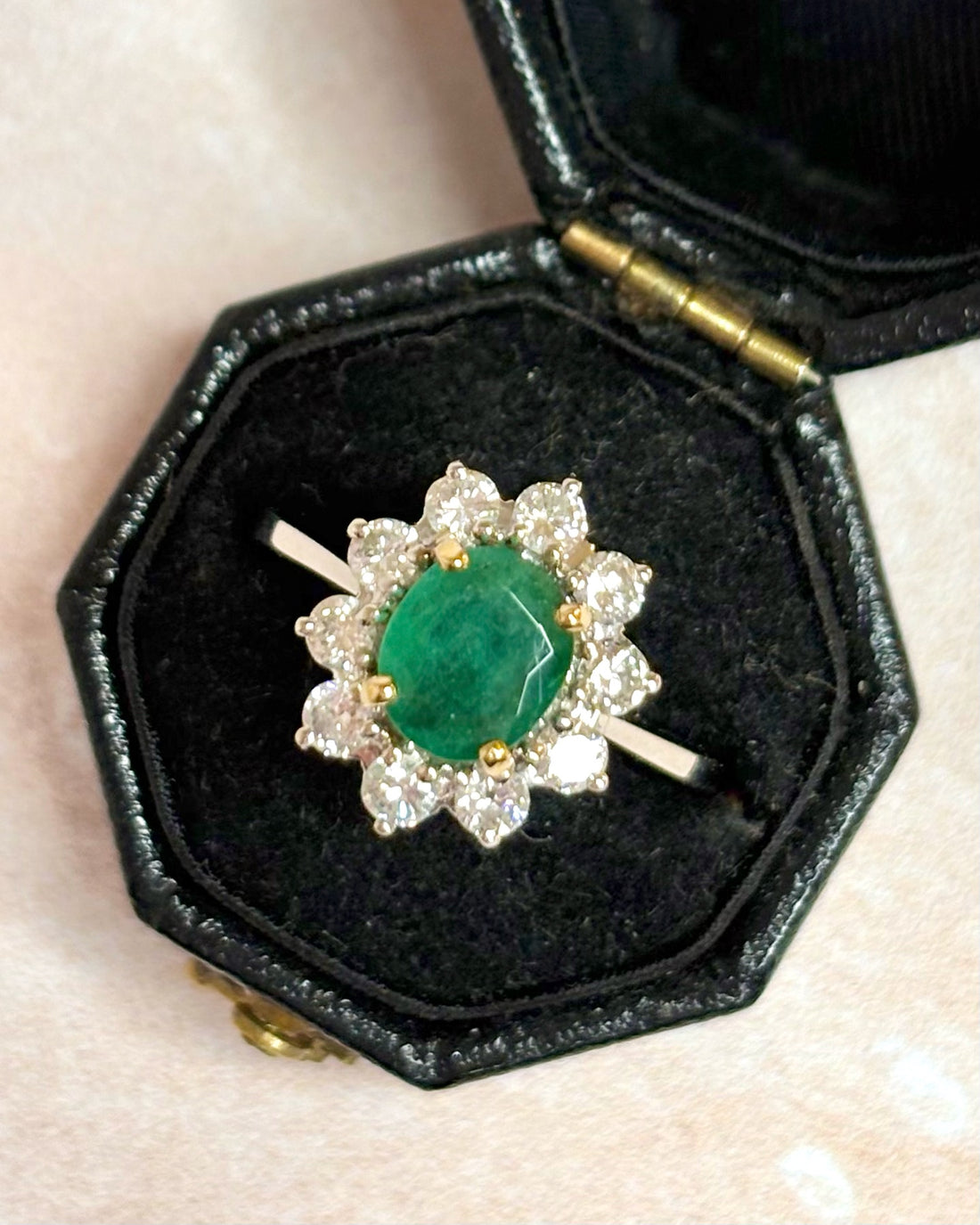 Bague Marguerite Émeraude 0.90 carat &amp; Diamants 0.50 carat "Amanda"