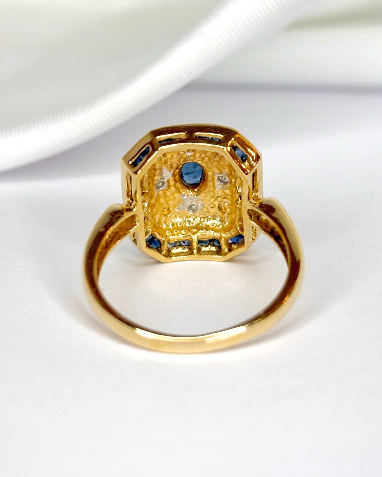 Bague Style Art-Déco Saphir 0.97 carat, Diamants &amp; Or 4,1g "Abigaelle"