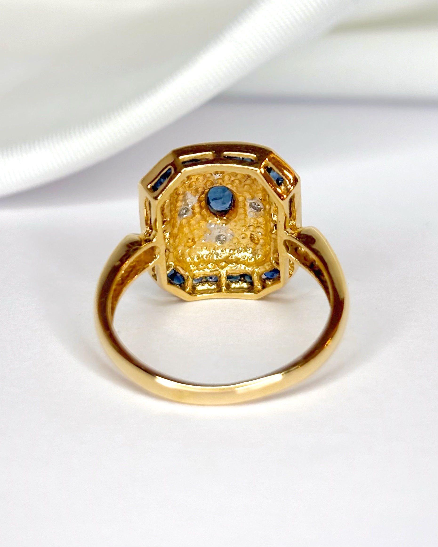 Bague Style Art-Déco Saphir 0.97 carat, Diamants &amp; Or 4,1g "Abigaelle"