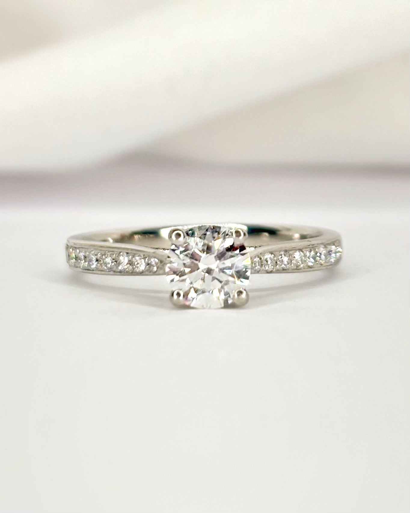 Anillo solitario con diamantes de 0,74 quilates "Erina"