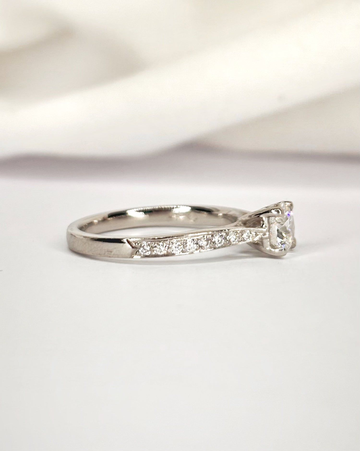 Anillo solitario con diamantes de 0,74 quilates "Erina"