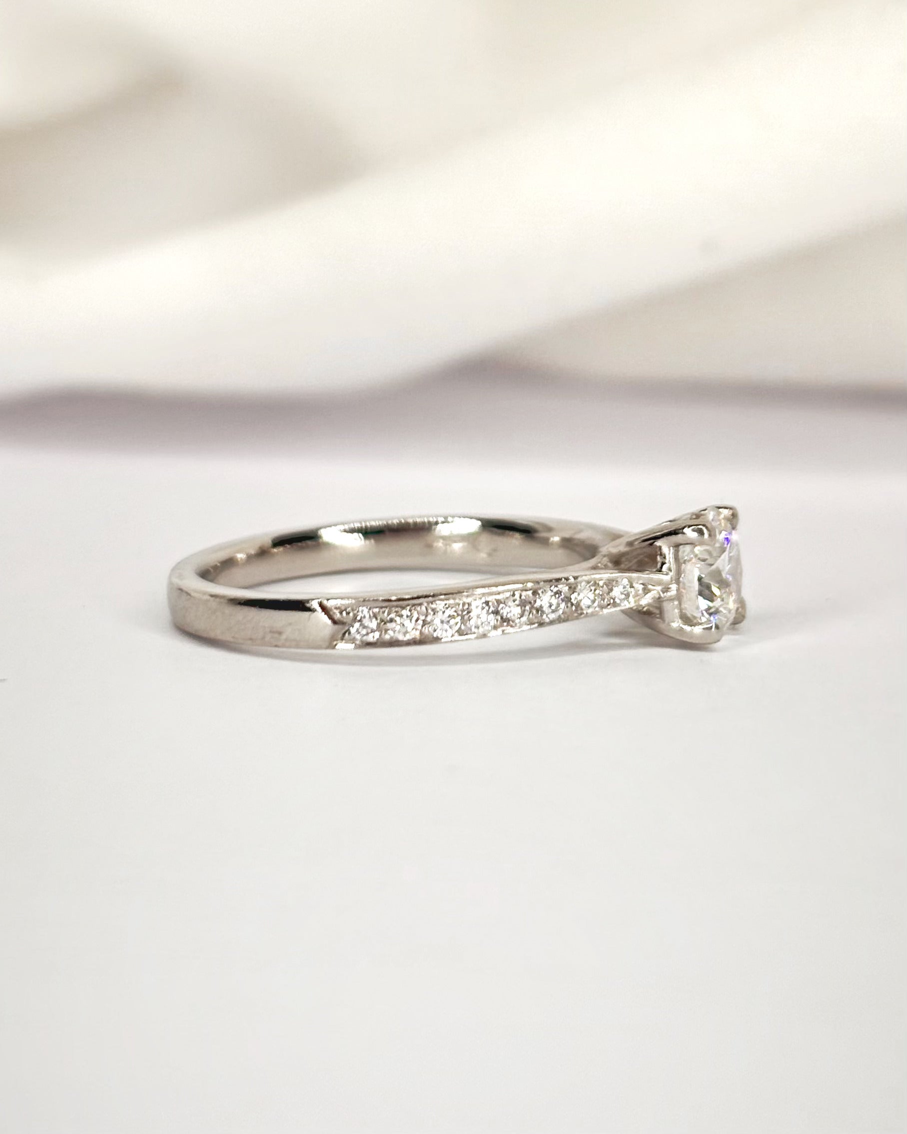 Anillo solitario con diamantes de 0,74 quilates "Erina"