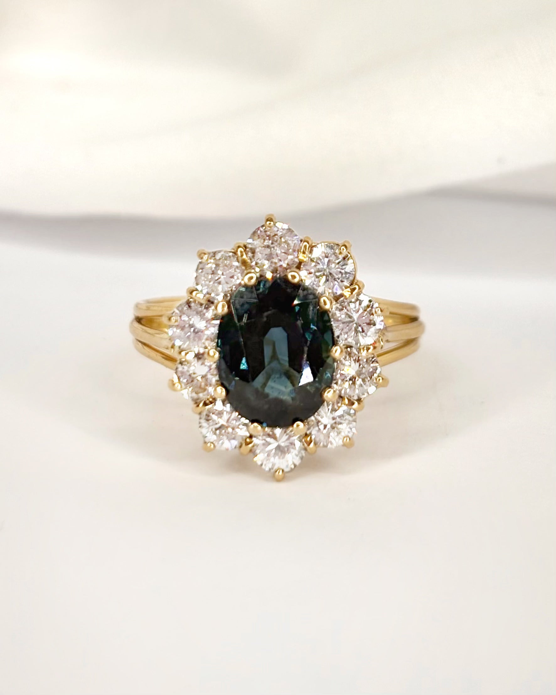 Anillo Marguerite Zafiro 3.90 quilates, Diamantes 0.90 quilate y Oro 5.88g "Adélie"