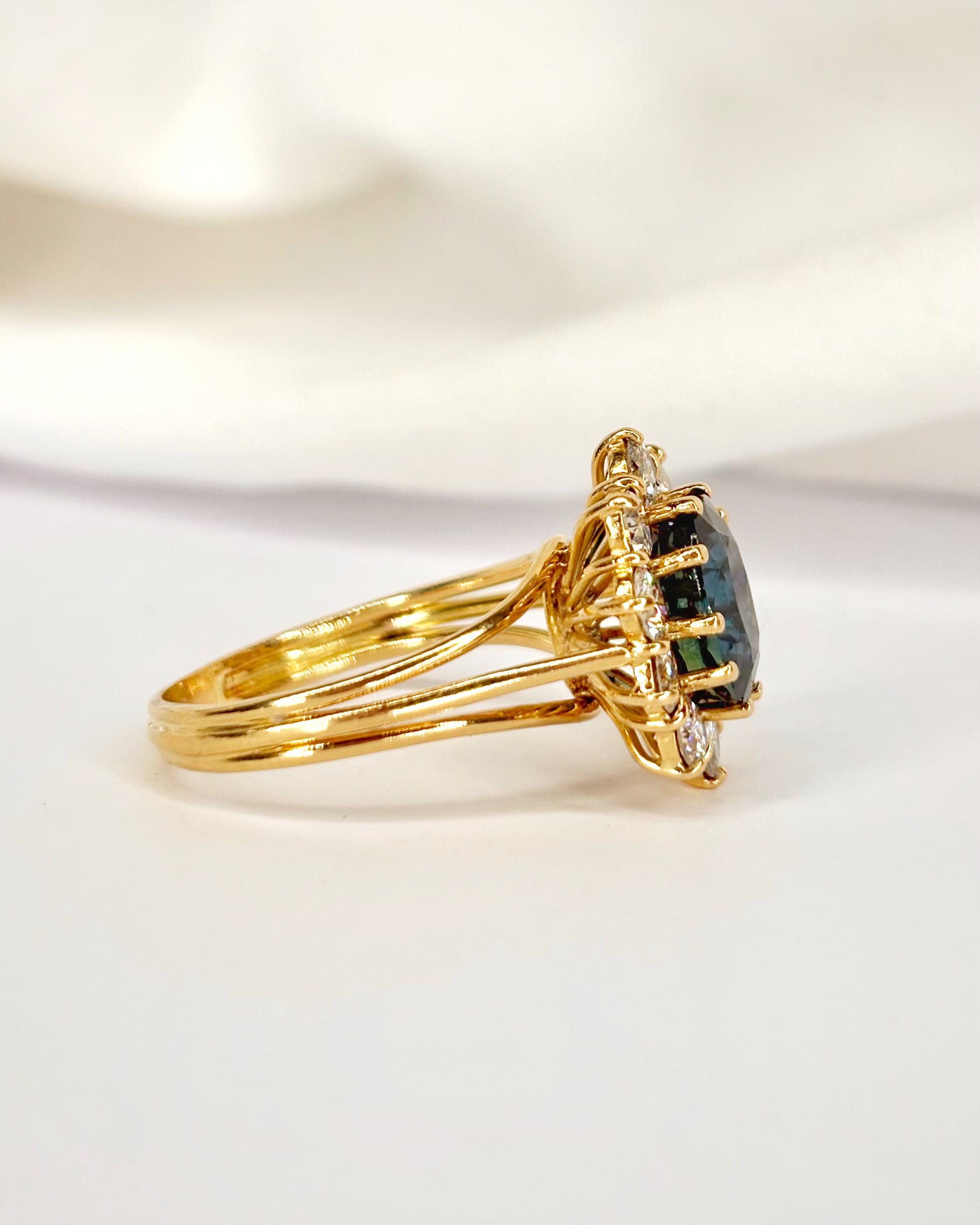 Anillo Marguerite Zafiro 3.90 quilates, Diamantes 0.90 quilate y Oro 5.88g "Adélie"