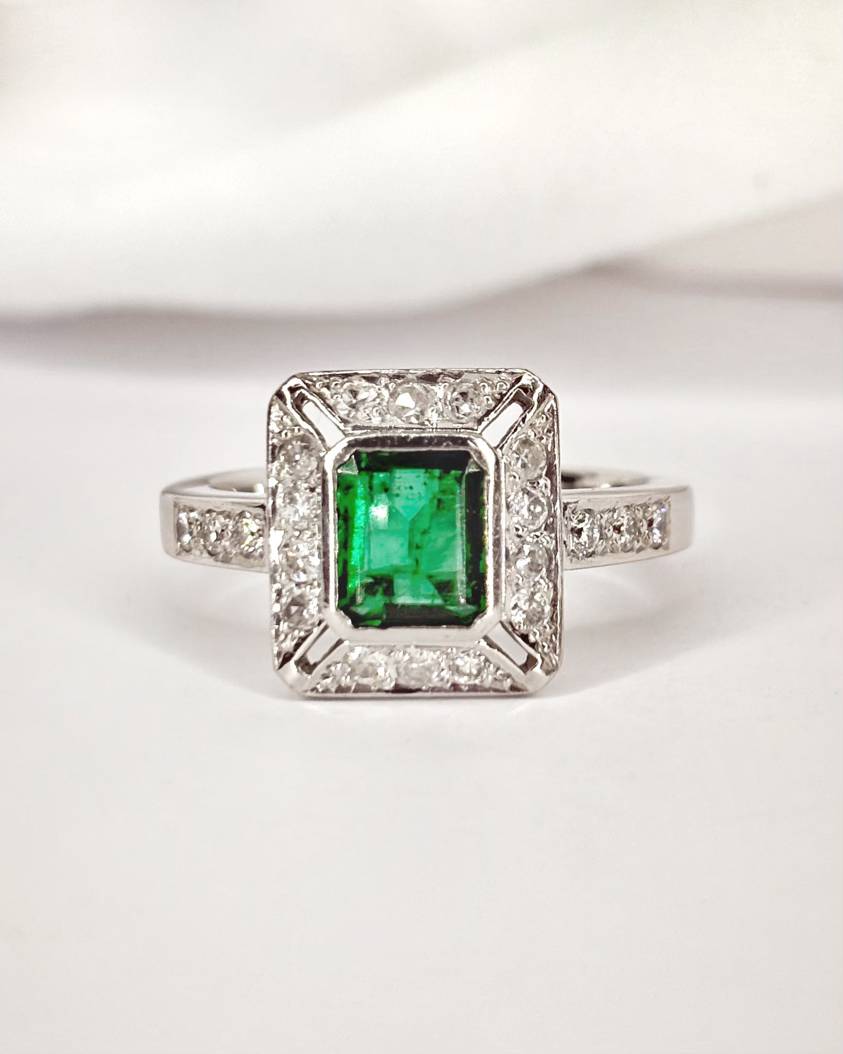 Anillo estilo Art Déco con esmeralda de 0,90 quilates y diamantes de 0,50 quilates "Viviana"