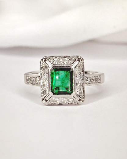 Anillo estilo Art Déco con esmeralda de 0,90 quilates y diamantes de 0,50 quilates "Viviana"