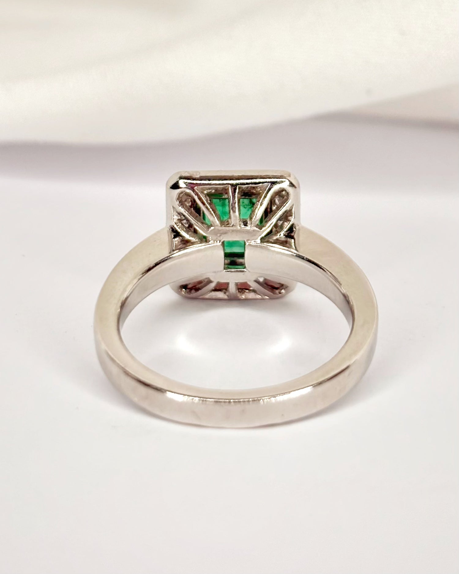 Anillo estilo Art Déco con esmeralda de 0,90 quilates y diamantes de 0,50 quilates "Viviana"