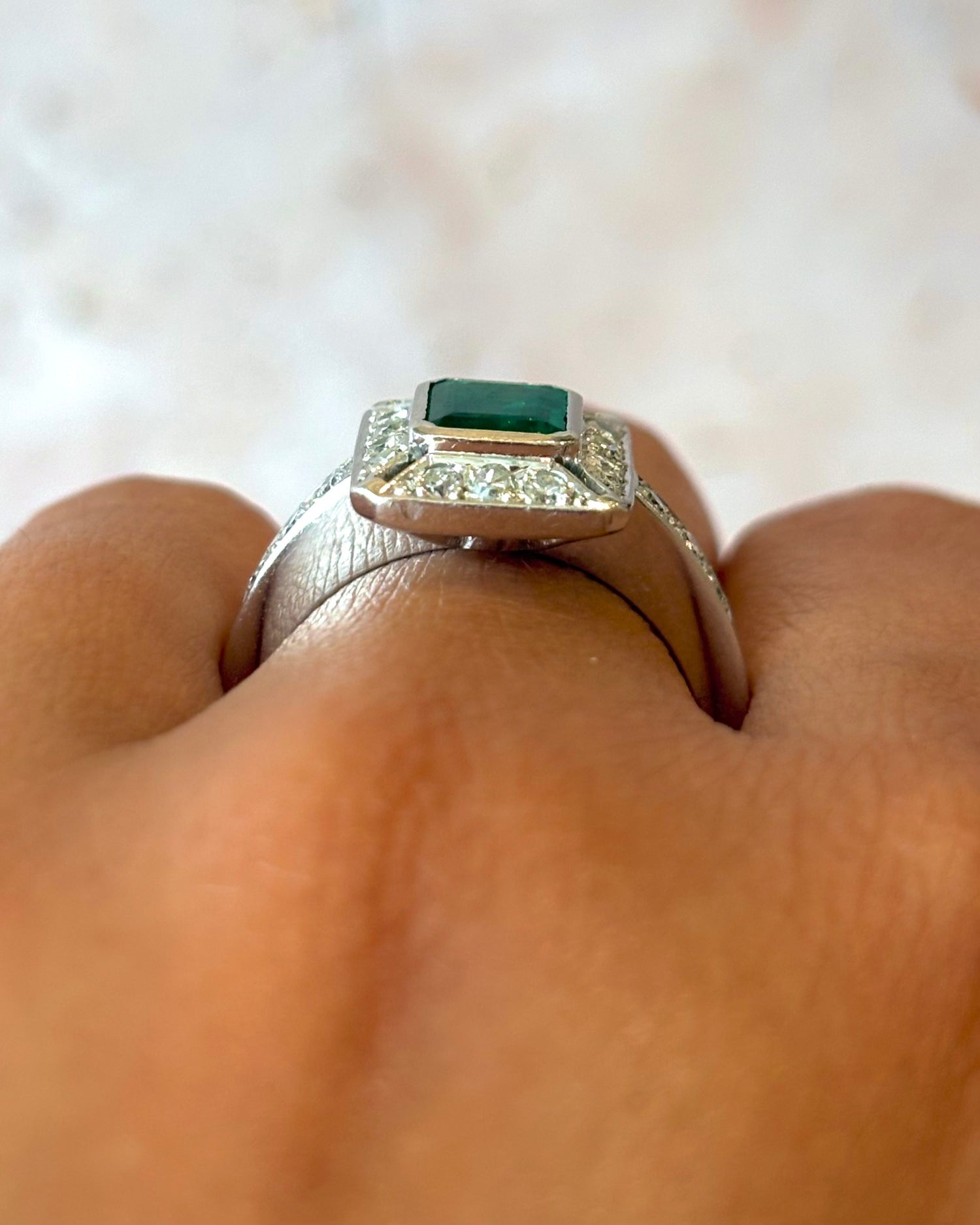 Anillo estilo Art Déco con esmeralda de 0,90 quilates y diamantes de 0,50 quilates "Viviana"