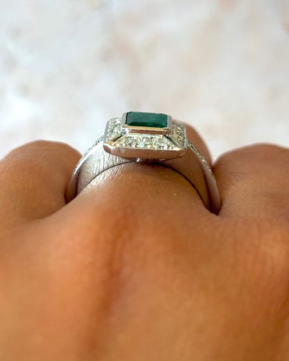 Anillo estilo Art Déco con esmeralda de 0,90 quilates y diamantes de 0,50 quilates "Viviana"