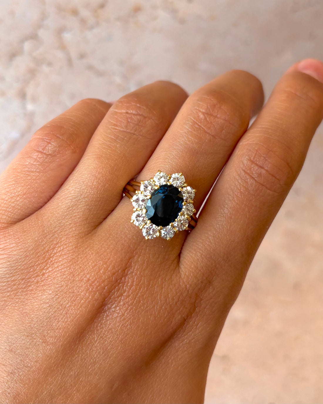 Bague Marguerite Saphir 3.90 carats, Diamants 0.90 carat &amp; Or 5.88g "Adélie"