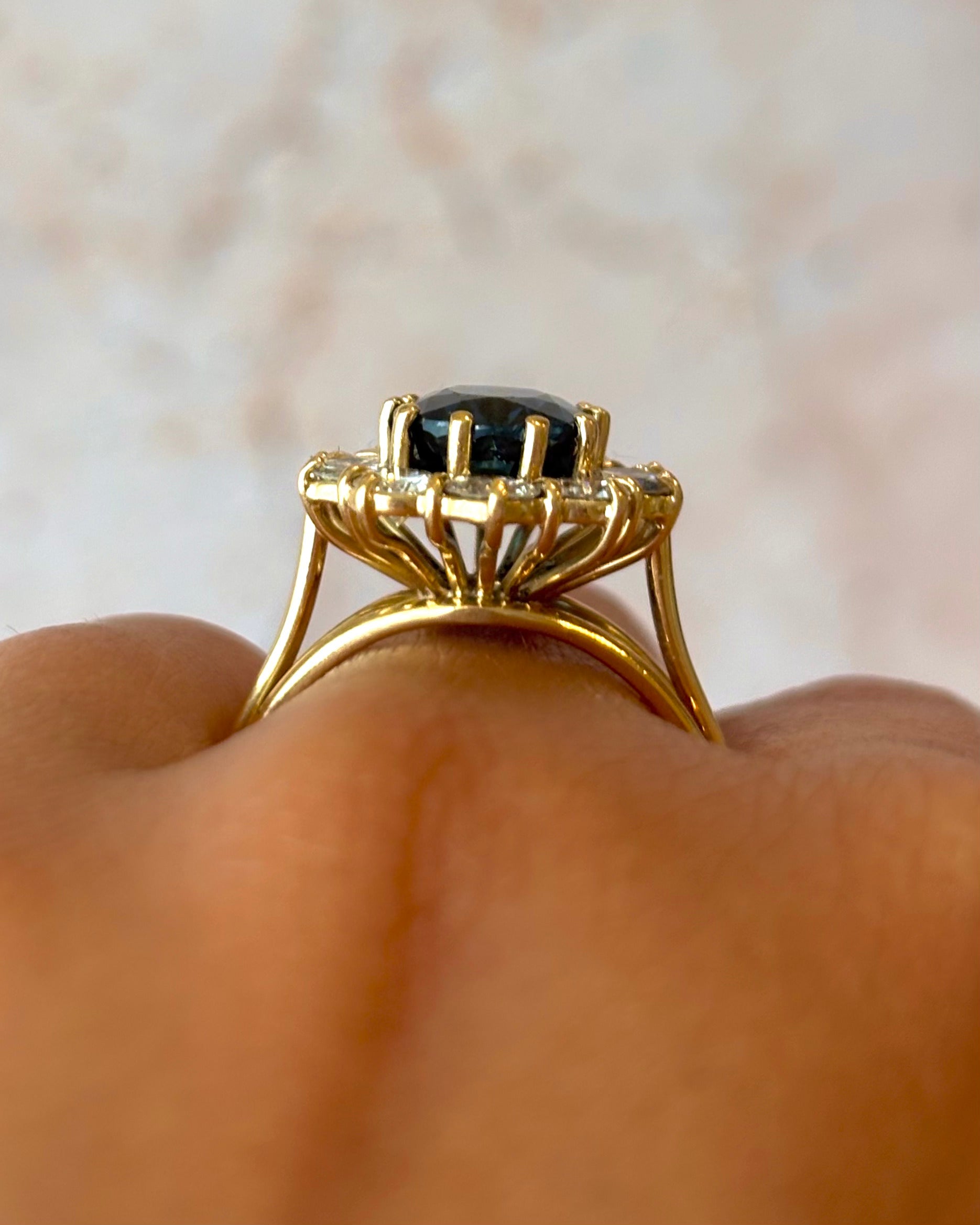 Anillo Marguerite Zafiro 3.90 quilates, Diamantes 0.90 quilate y Oro 5.88g "Adélie"