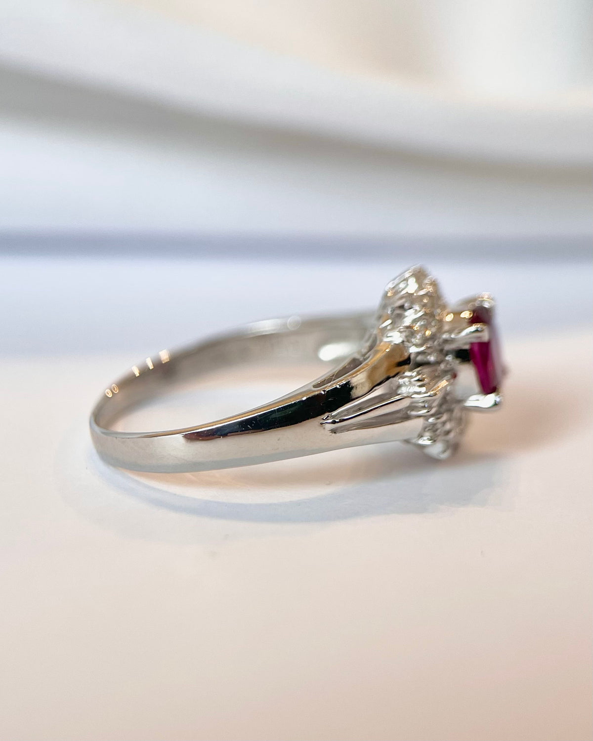 Bague Marguerite Rubis 0.64 carat &amp; Diamants 0.25 carat "Vivienne"