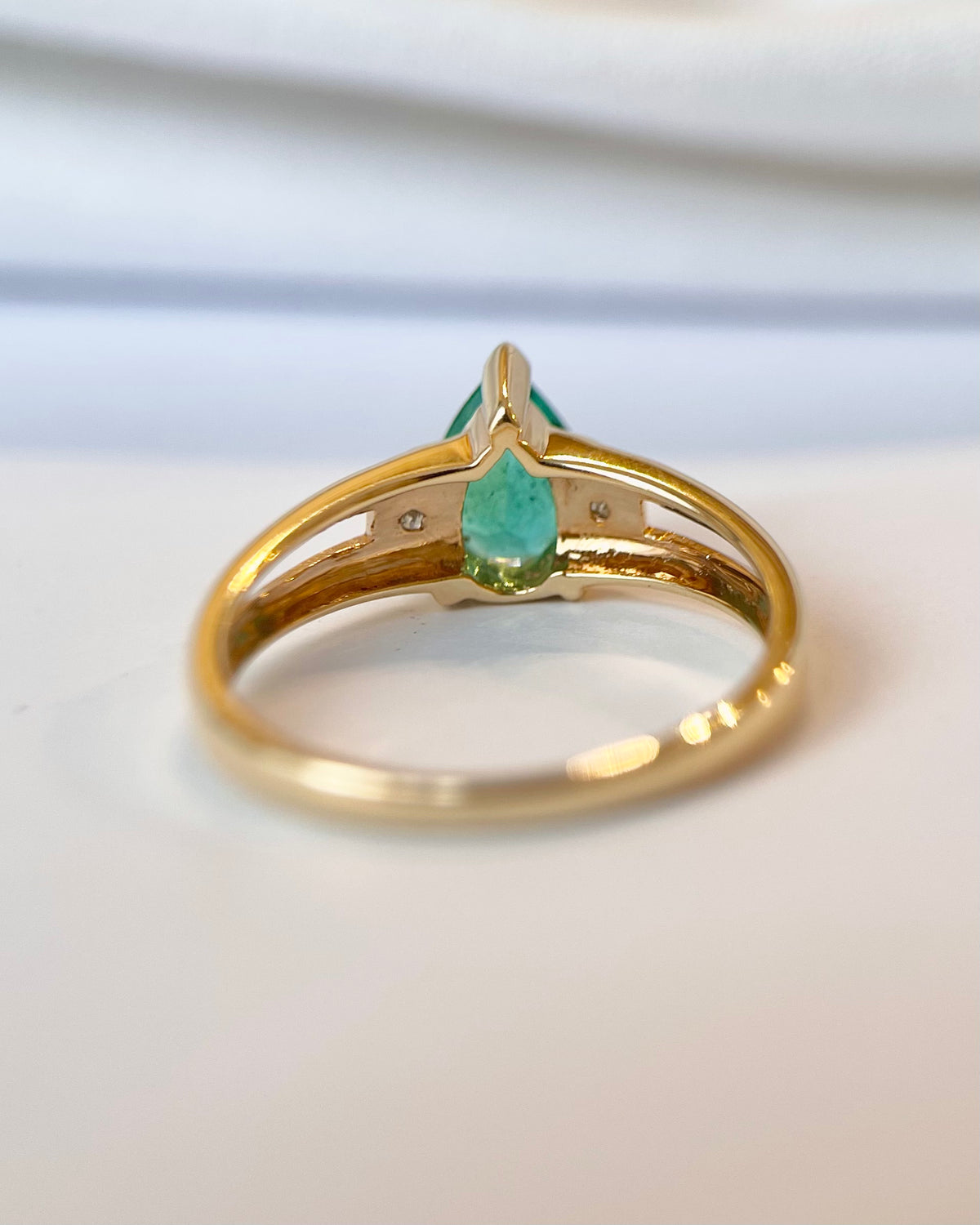 Bague Trilogie Émeraude 0.85 carat &amp; Diamants "Camilla"