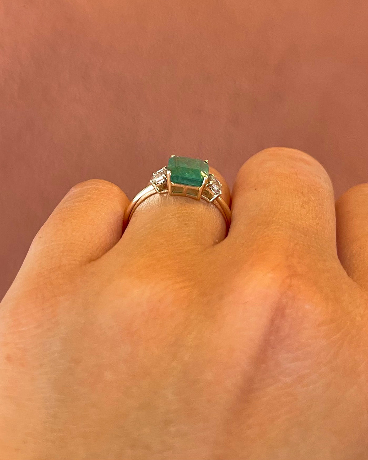 Bague Trilogie Émeraude 1.90 carat &amp; Diamants 0.40 carat "Ophélie"