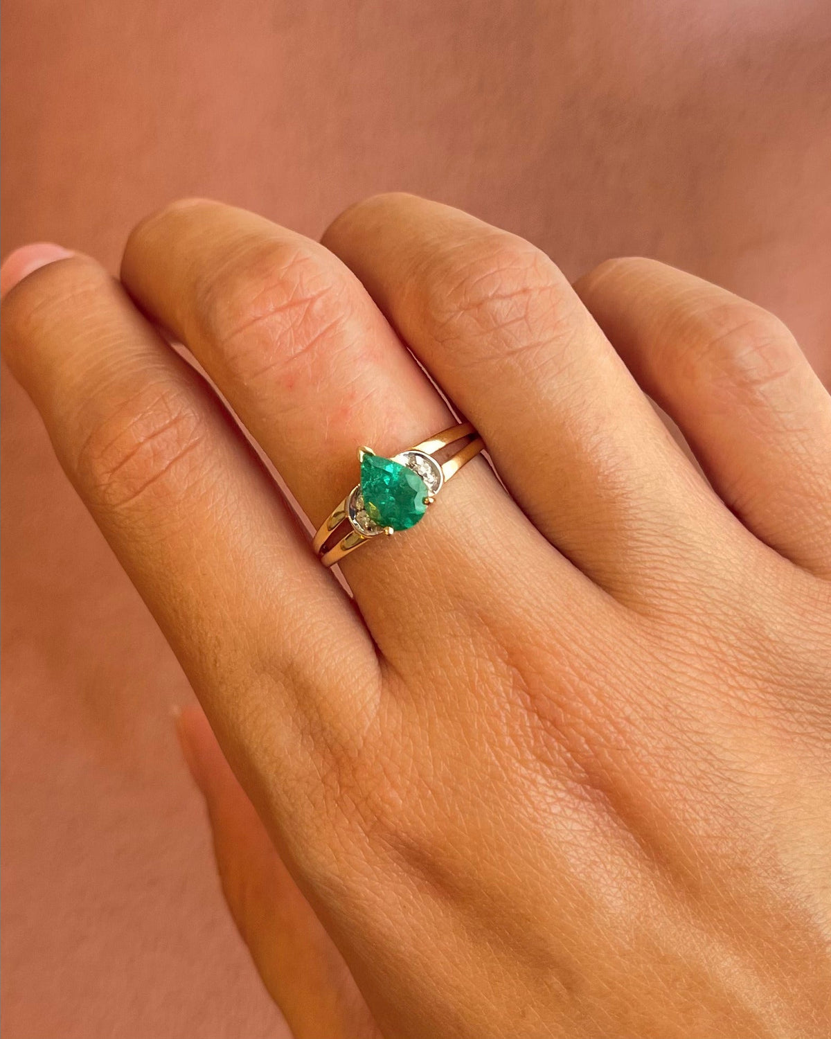 Bague Trilogie Émeraude 0.85 carat &amp; Diamants "Camilla"