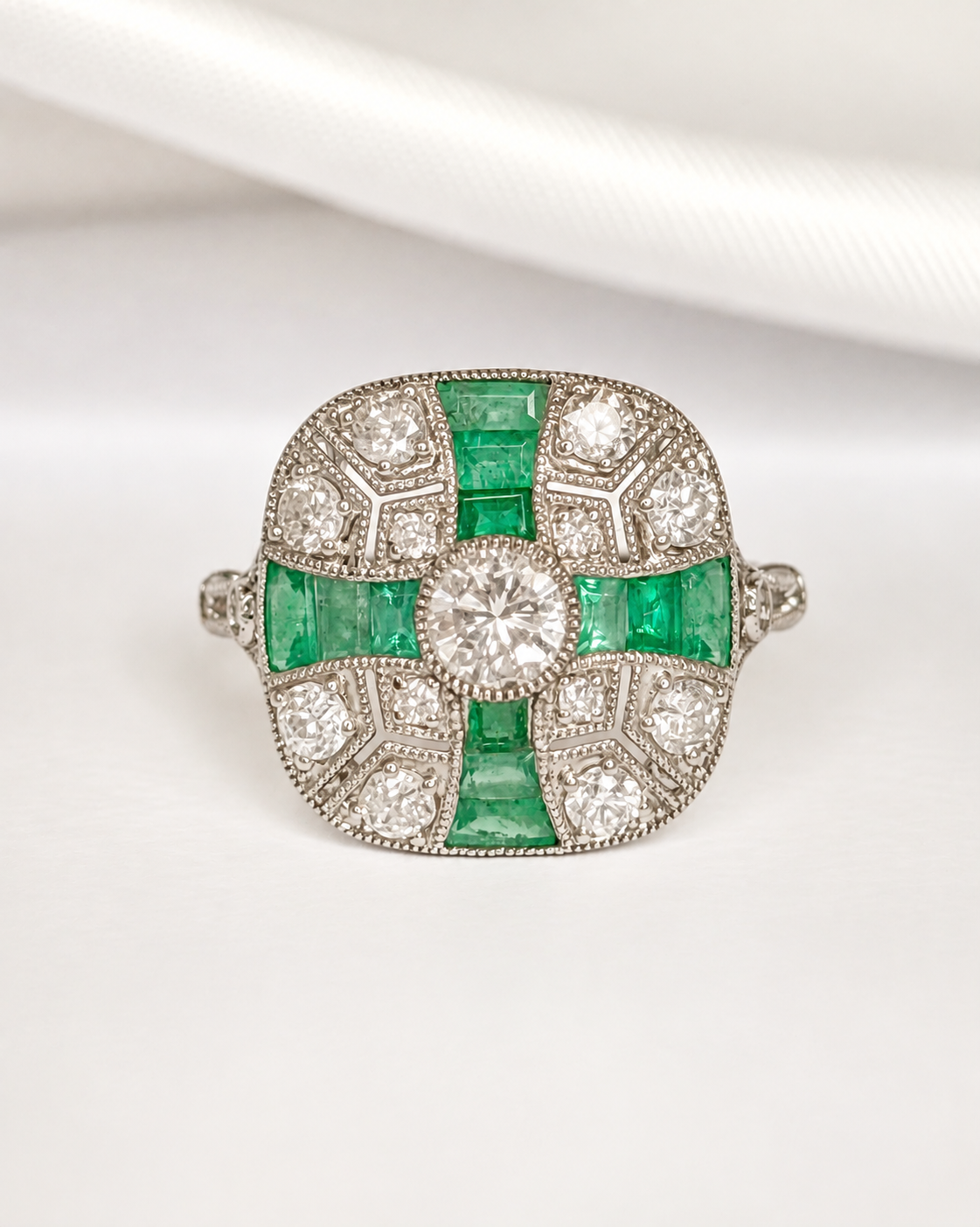 Anillo de estilo Art Déco con esmeraldas de 0,45 quilates y diamantes de 0,82 quilates «Aliénor»