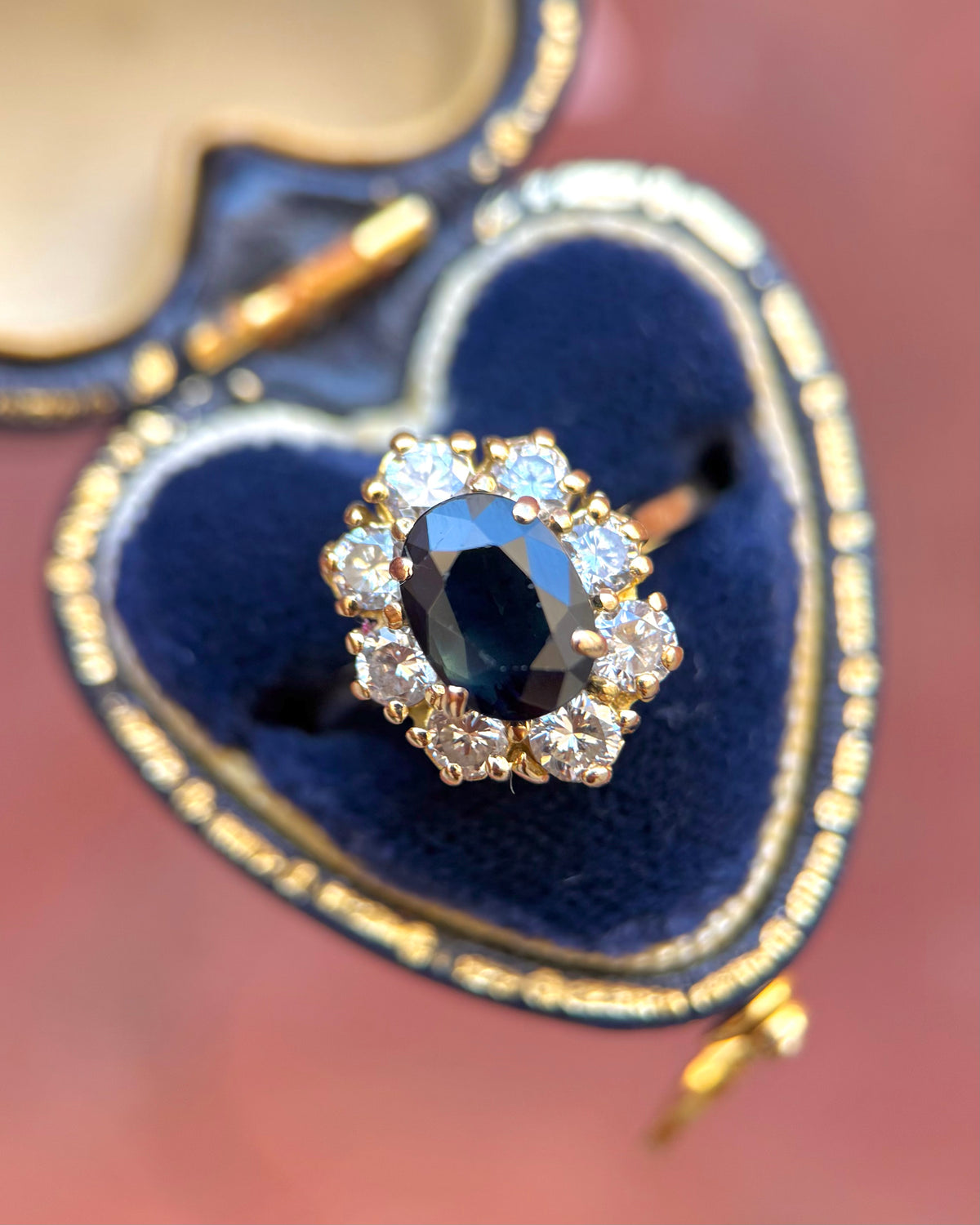 Bague Marguerite Saphir 1.60 carat &amp; Diamants 0.80 carat "Laurence"