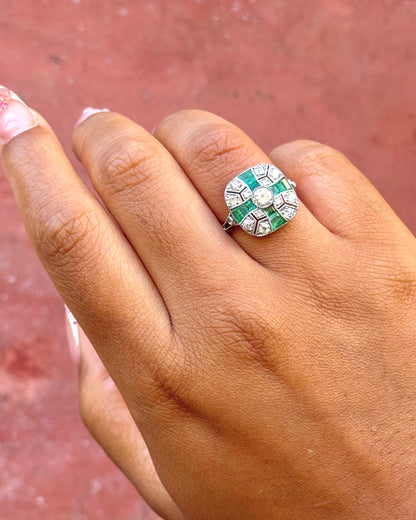 Anillo de estilo Art Déco con esmeraldas de 0,45 quilates y diamantes de 0,82 quilates «Aliénor»
