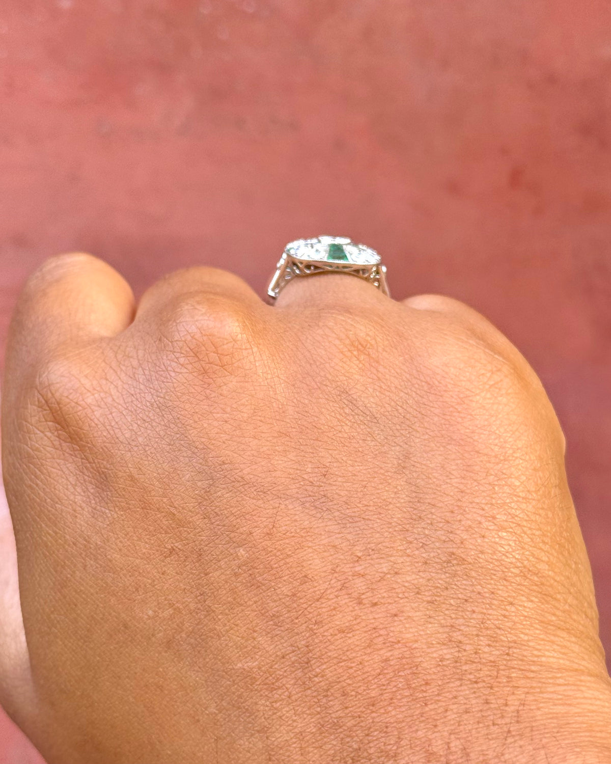 Anillo de estilo Art Déco con esmeraldas de 0,45 quilates y diamantes de 0,82 quilates «Aliénor»