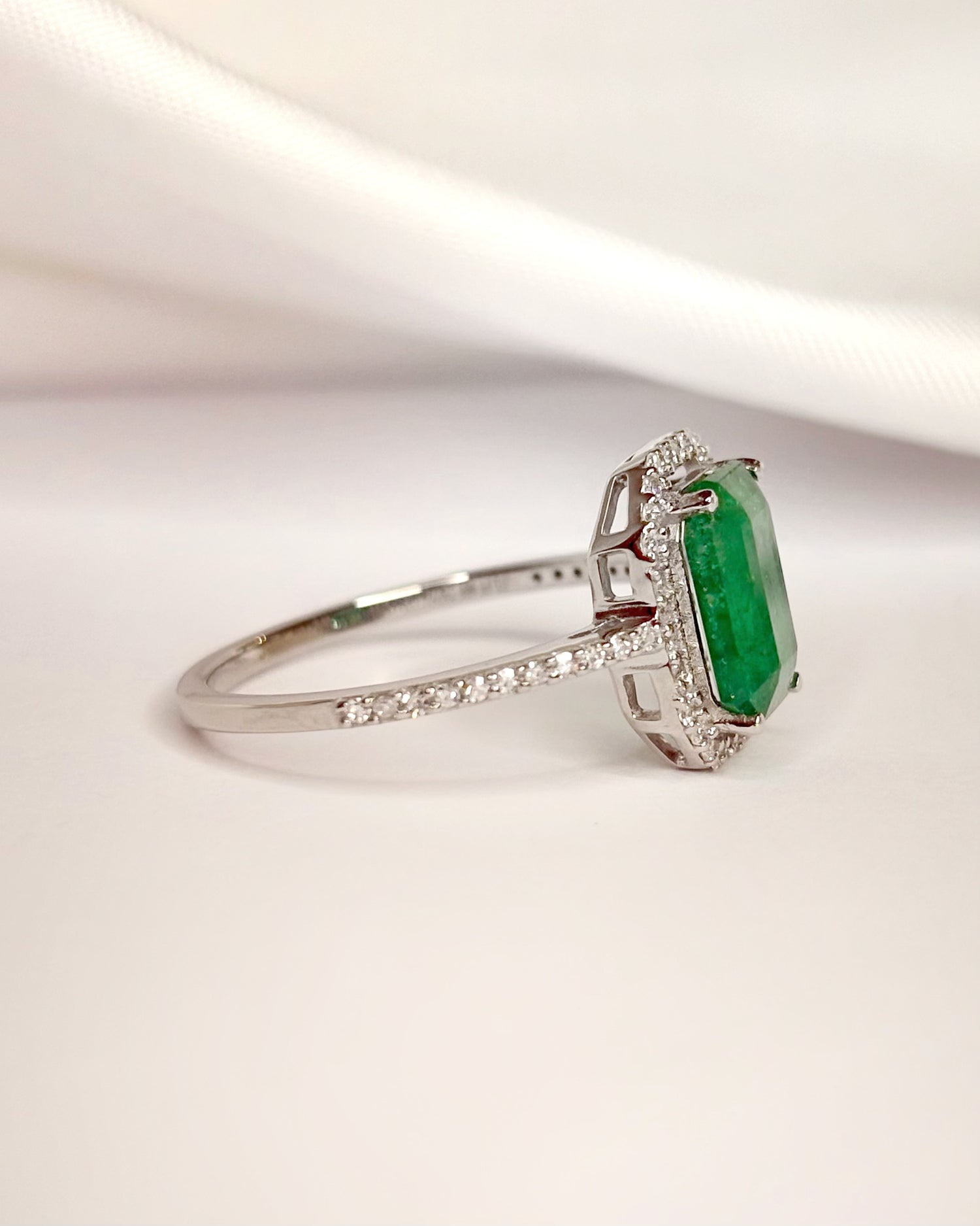 Bague Style Art-Déco Émeraude 1.12 carat &amp; Diamants 0.30 carat "Andressa"