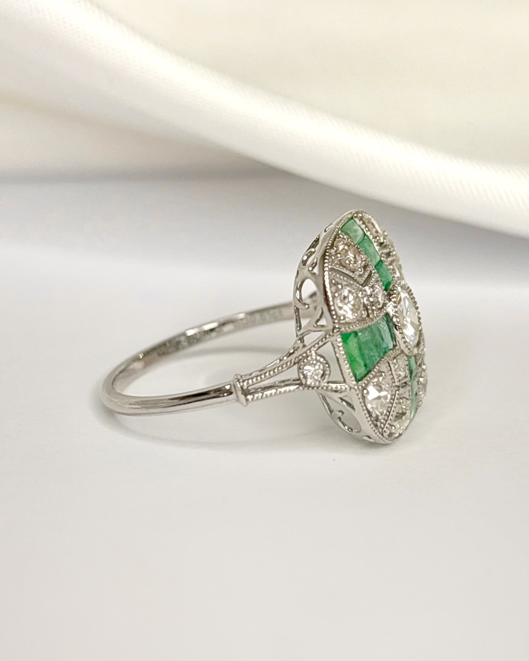 Anillo de estilo Art Déco con esmeraldas de 0,45 quilates y diamantes de 0,82 quilates «Aliénor»
