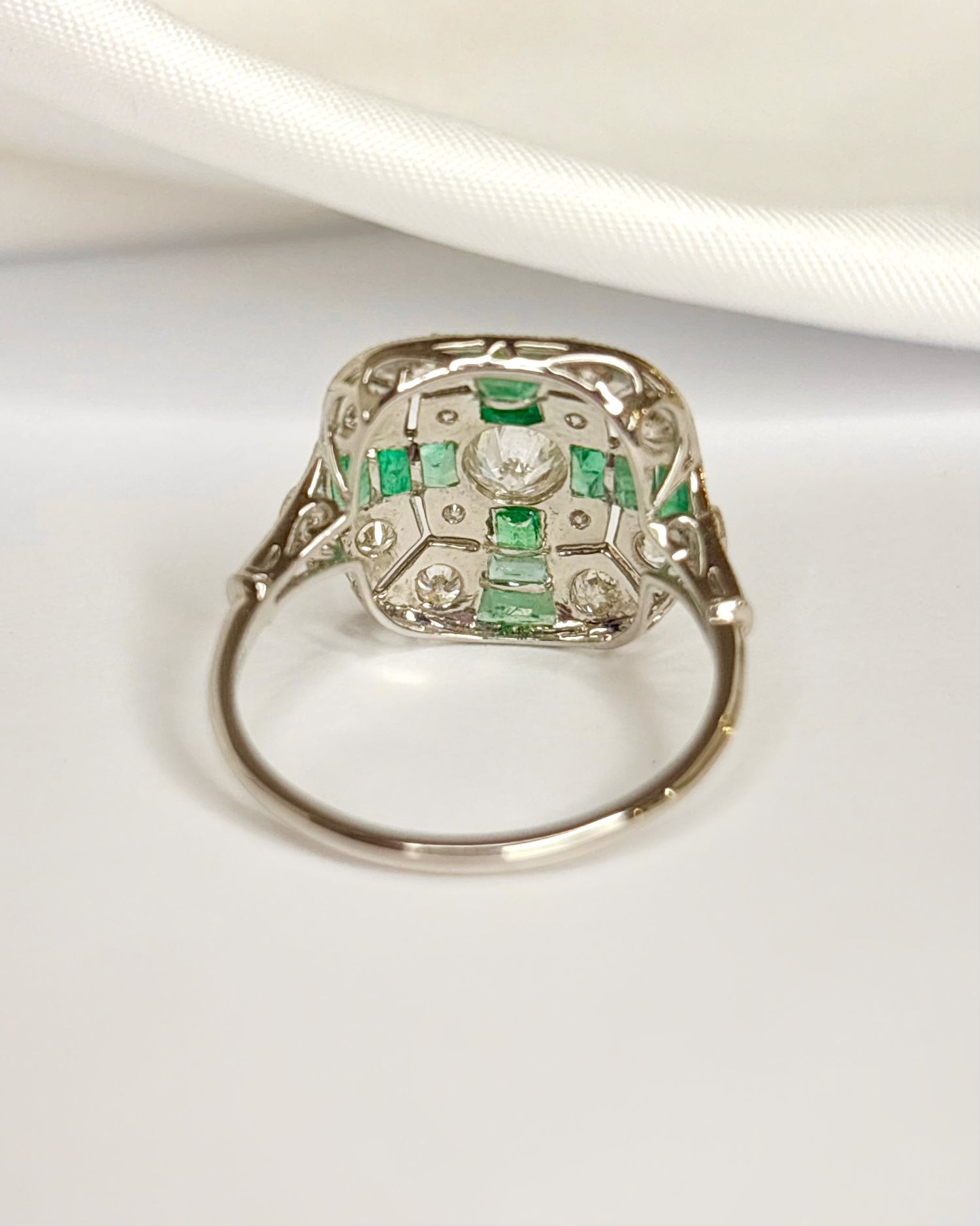 Anillo de estilo Art Déco con esmeraldas de 0,45 quilates y diamantes de 0,82 quilates «Aliénor»