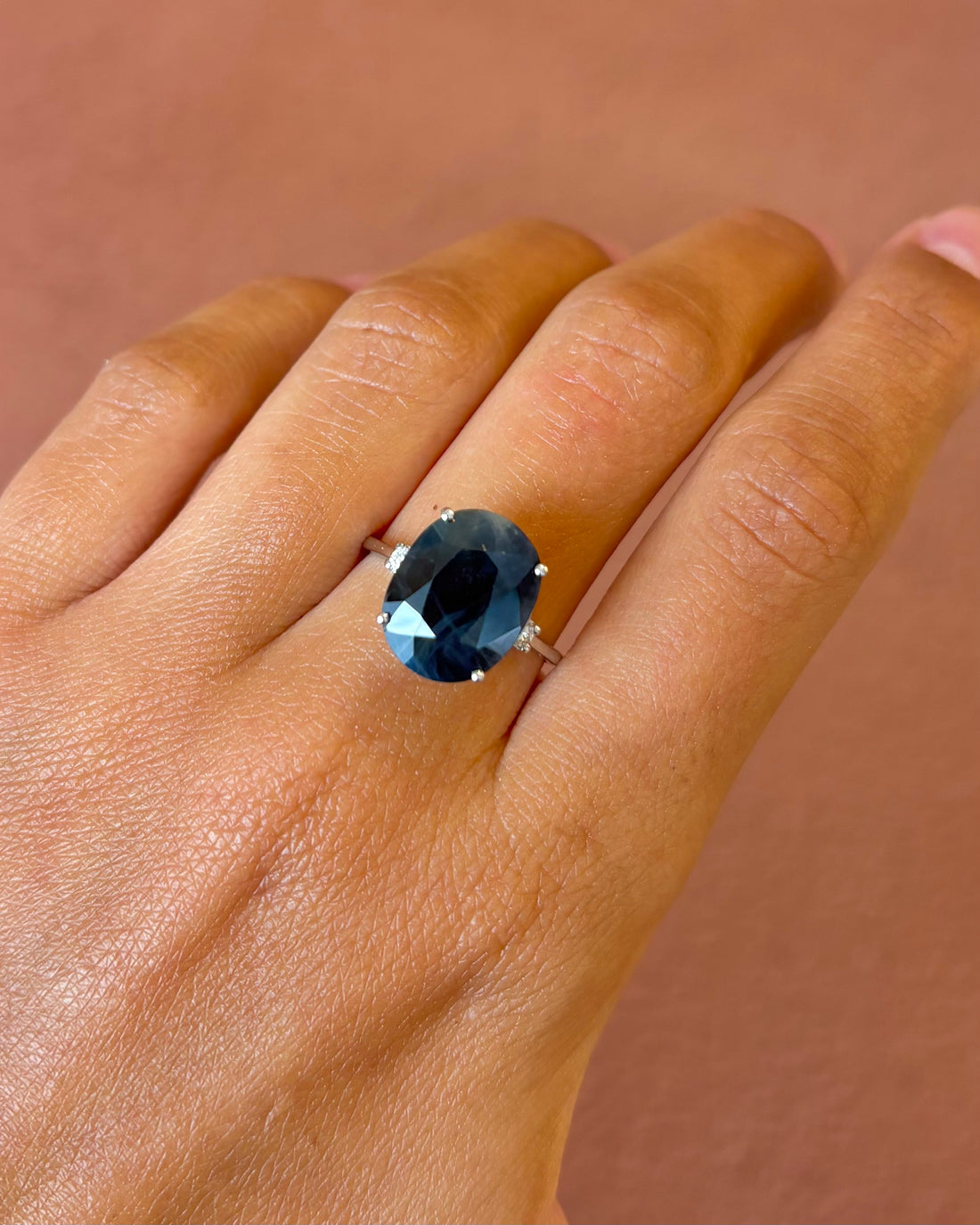 Anillo trilogía de zafiro de 10,40 quilates y diamantes «Mila»