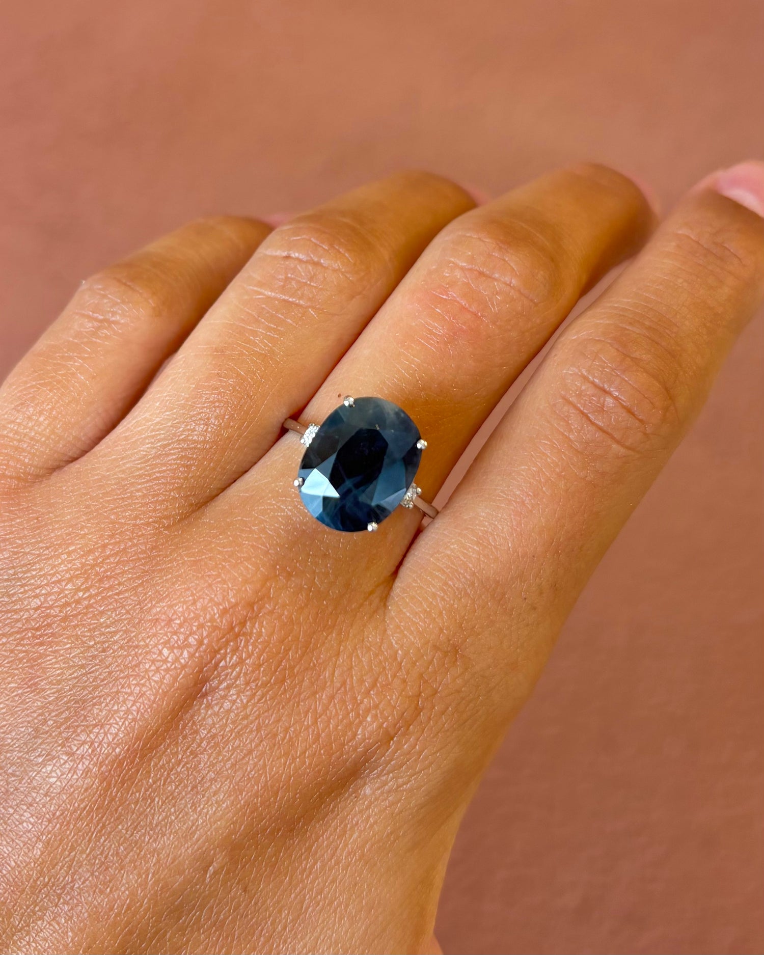 Anillo trilogía de zafiro de 10,40 quilates y diamantes «Mila»