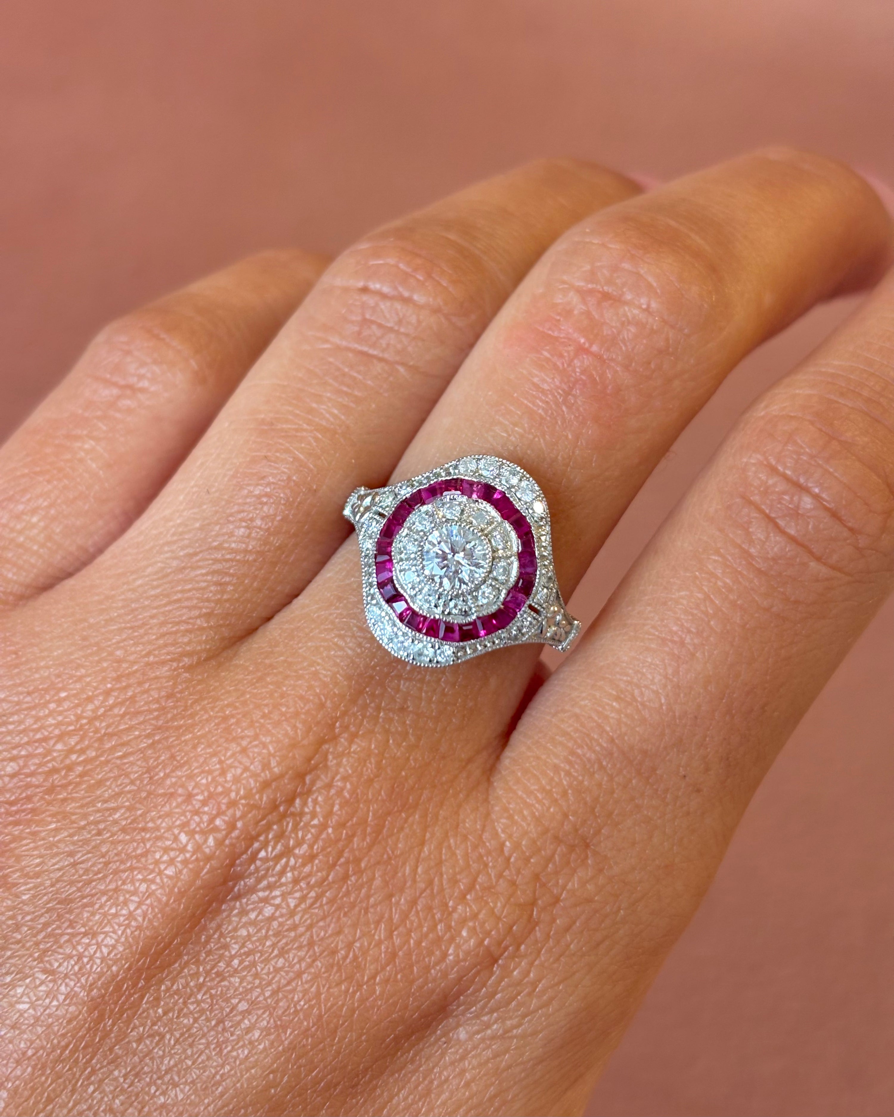 Anillo Art Déco de rubí de 1,15 quilates y diamantes de 0,68 quilates «Aline»