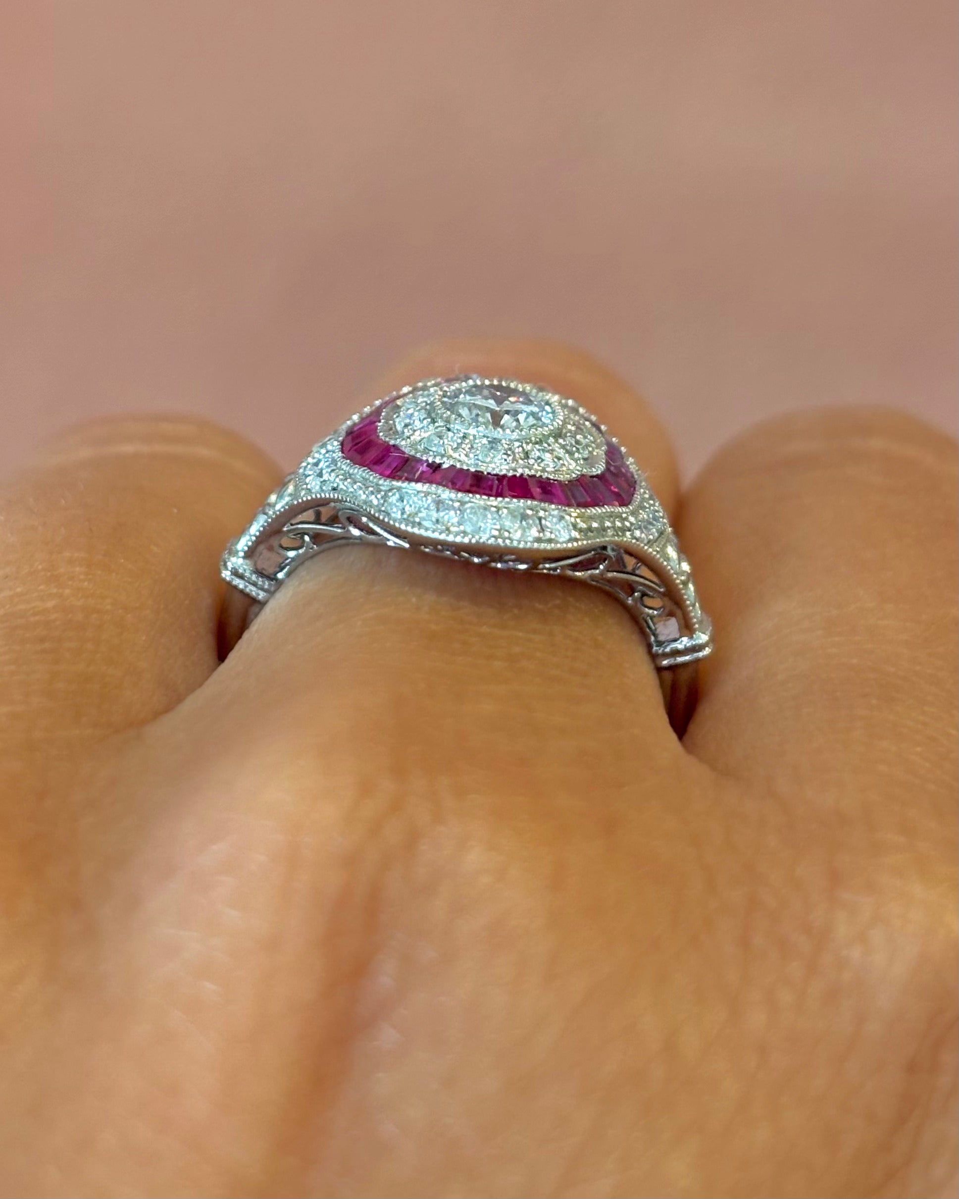 Anillo Art Déco de rubí de 1,15 quilates y diamantes de 0,68 quilates «Aline»