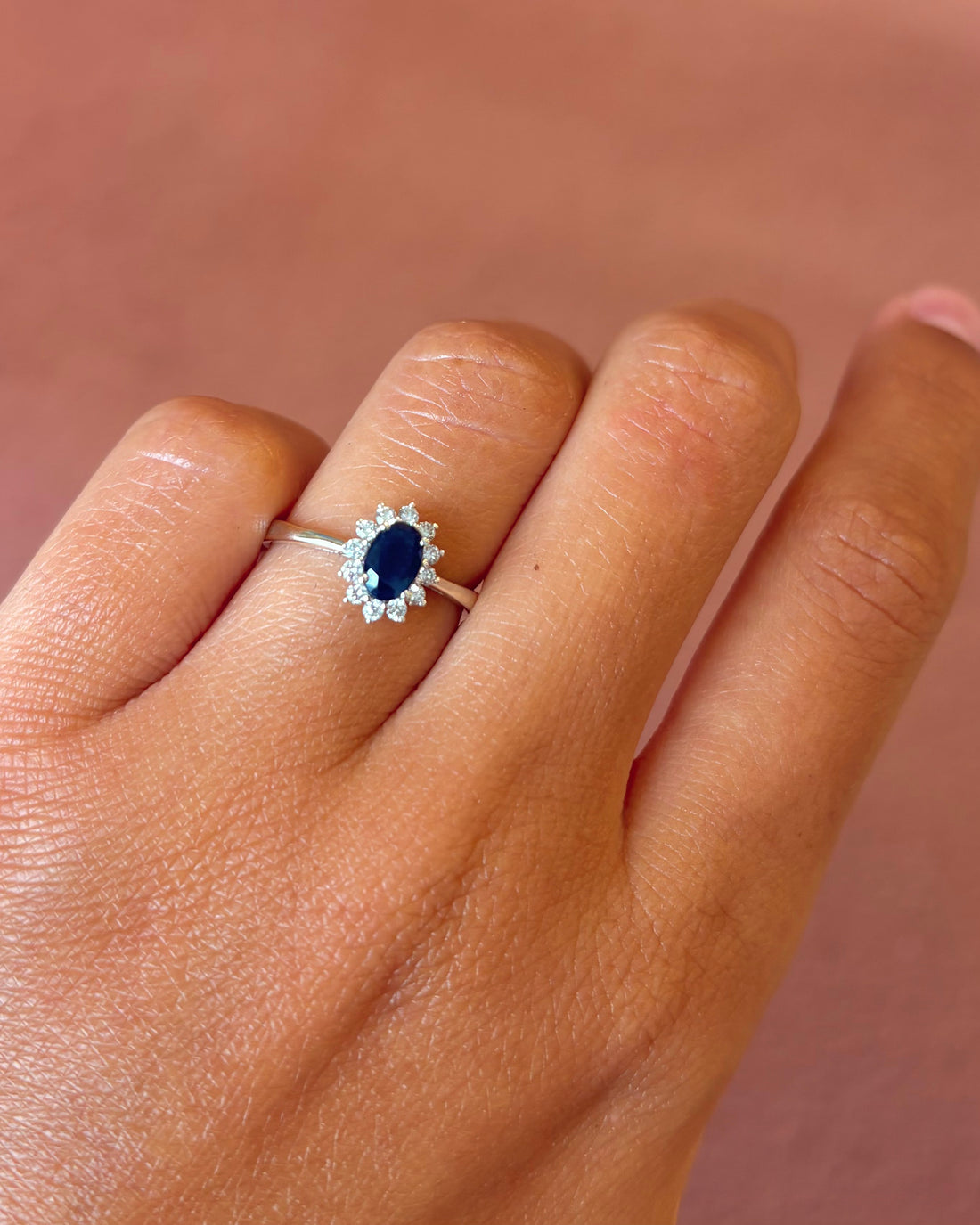 Anillo margarita de zafiro de 0,60 quilates y diamantes «Loïs»
