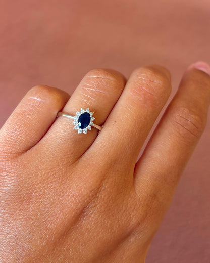 Anillo margarita de zafiro de 0,60 quilates y diamantes «Loïs»