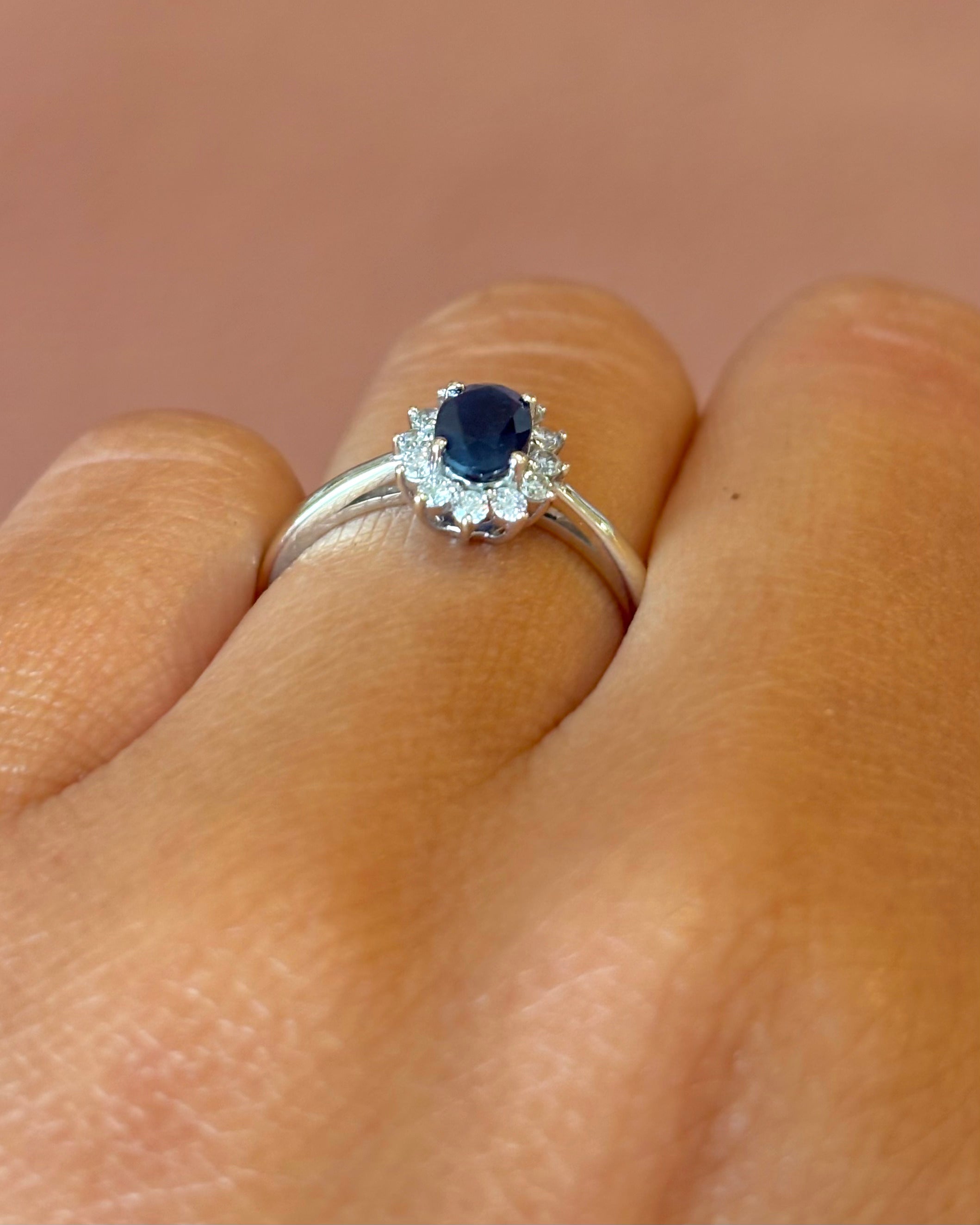 Anillo margarita de zafiro de 0,60 quilates y diamantes «Loïs»