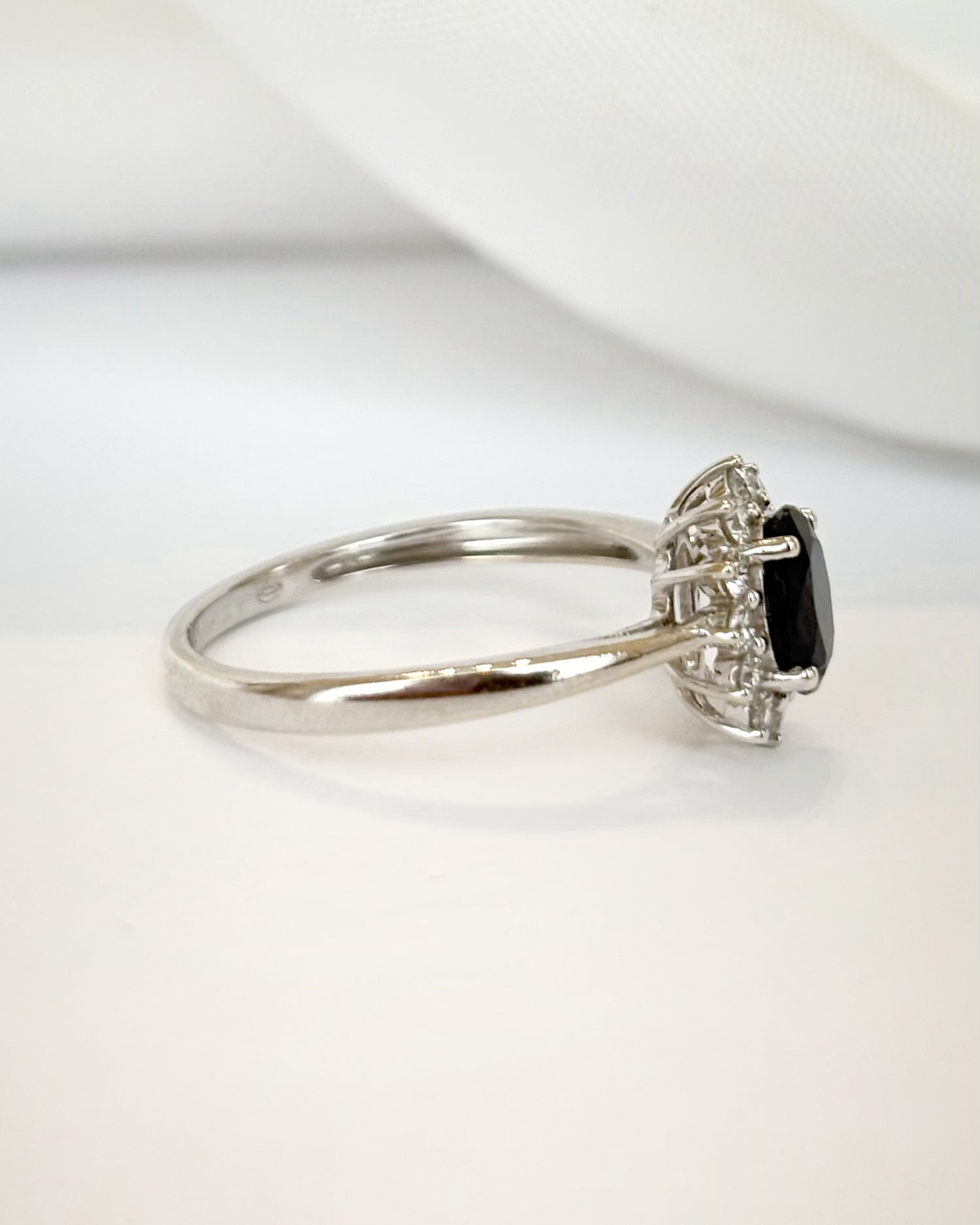 Anillo margarita de zafiro de 0,60 quilates y diamantes «Loïs»