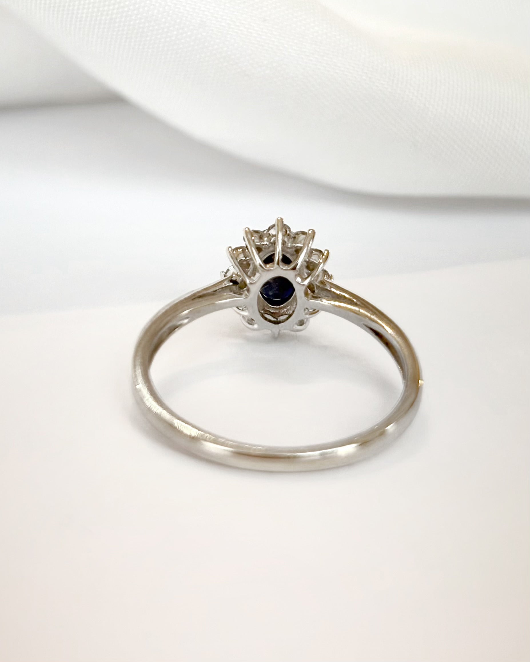 Anillo margarita de zafiro de 0,60 quilates y diamantes «Loïs»