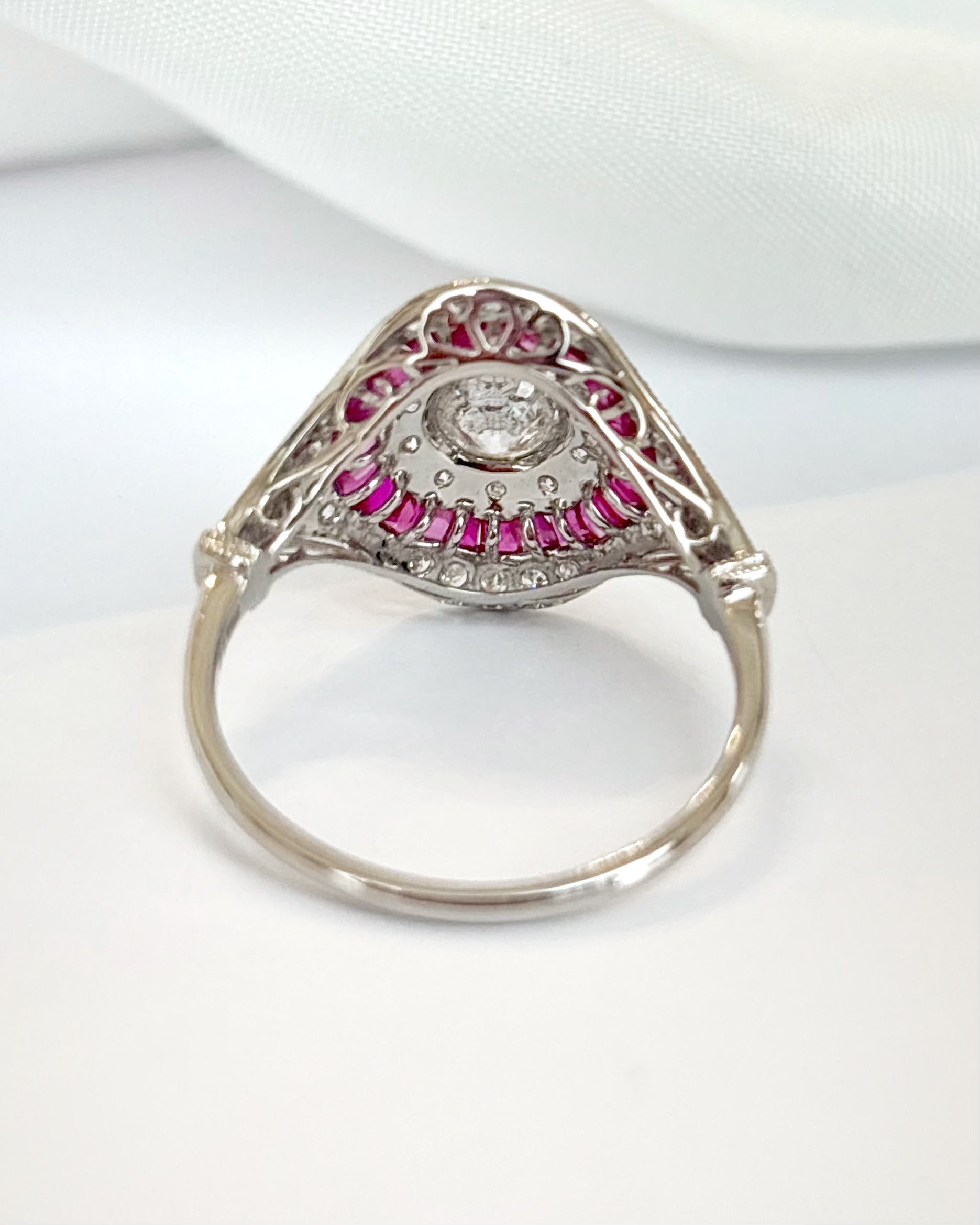 Anillo Art Déco de rubí de 1,15 quilates y diamantes de 0,68 quilates «Aline»